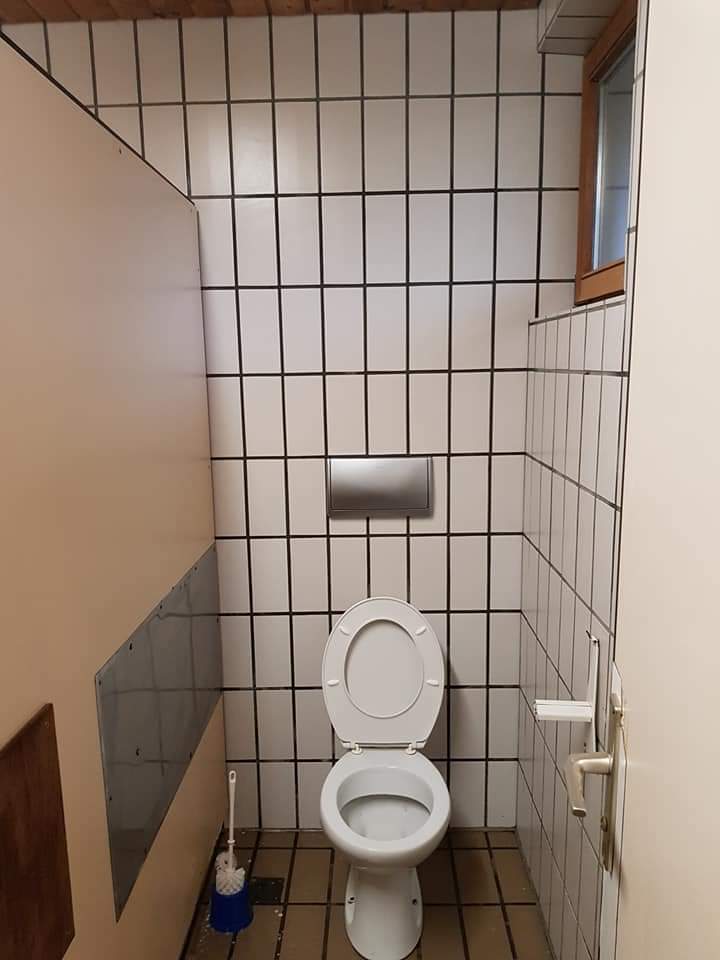 Gereinigtes WC ohne Graffiti – nach der Reinigung